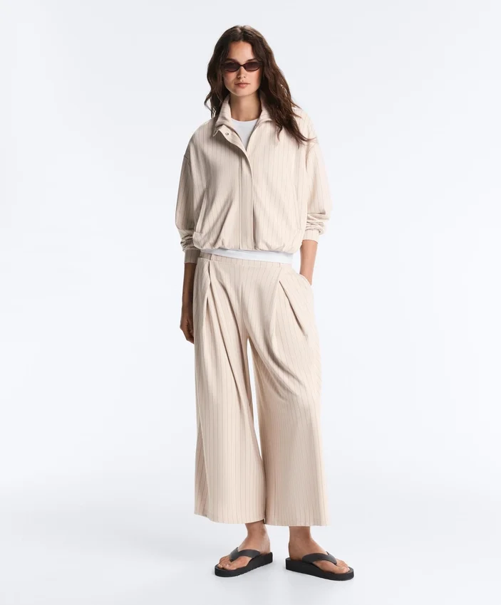 Pantaloni corti a gamba larga con pieghe e righe Pantaloni corti a gamba larga con pieghe e righe