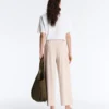 Pantaloni corti a gamba larga con pieghe e righe Pantaloni corti a gamba larga con pieghe e righe