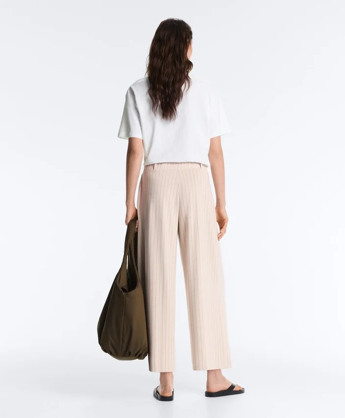 Pantaloni corti a gamba larga con pieghe e righe Pantaloni corti a gamba larga con pieghe e righe
