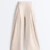Pantaloni corti a gamba larga con pieghe e righe Pantaloni corti a gamba larga con pieghe e righe