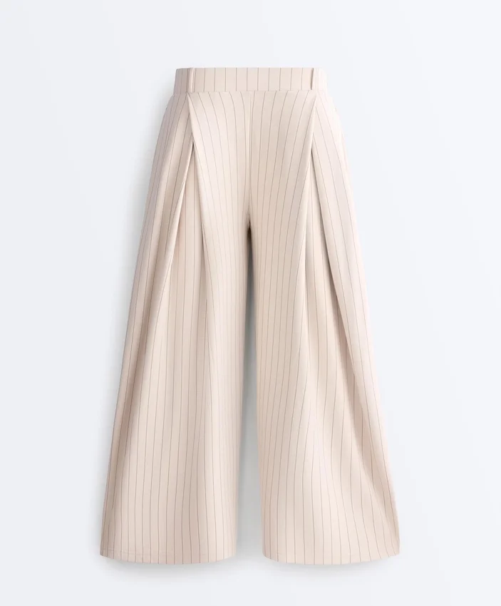 Pantaloni corti a gamba larga con pieghe e righe Pantaloni corti a gamba larga con pieghe e righe