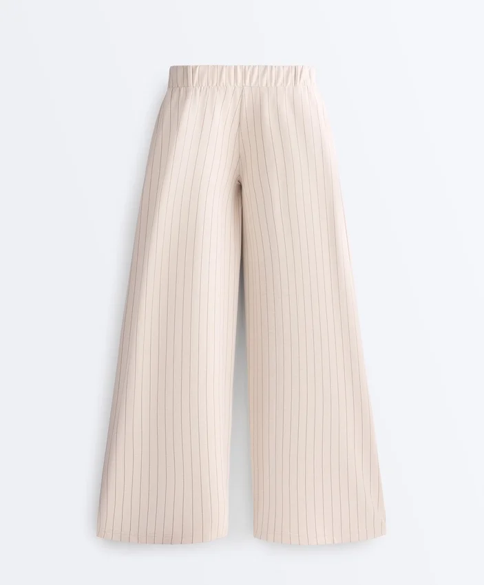 Pantaloni corti a gamba larga con pieghe e righe Pantaloni corti a gamba larga con pieghe e righe