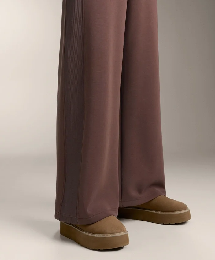 Pantaloni dritti a gamba larga a costine in modal spazzolato Pantaloni dritti a gamba larga a costine in modal spazzolato