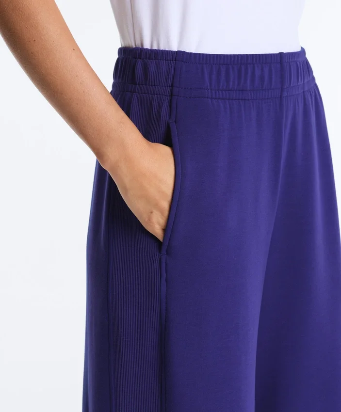 Pantaloni dritti a gamba larga a costine in modal spazzolato Pantaloni dritti a gamba larga a costine in modal spazzolato