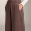 Pantaloni dritti a gamba larga a costine in modal spazzolato Pantaloni dritti a gamba larga a costine in modal spazzolato