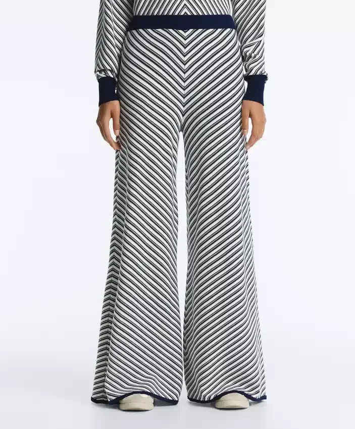 Pantaloni in maglia a gamba larga a righe diagonali Pantaloni in maglia a gamba larga a righe diagonali