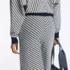 Pantaloni in maglia a gamba larga a righe diagonali Pantaloni in maglia a gamba larga a righe diagonali