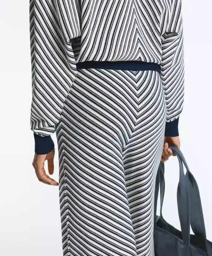 Pantaloni in maglia a gamba larga a righe diagonali Pantaloni in maglia a gamba larga a righe diagonali