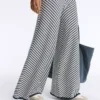 Pantaloni in maglia a gamba larga a righe diagonali Pantaloni in maglia a gamba larga a righe diagonali