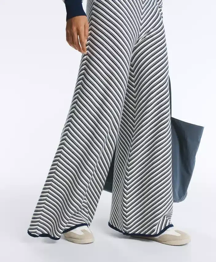 Pantaloni in maglia a gamba larga a righe diagonali Pantaloni in maglia a gamba larga a righe diagonali