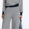 Pantaloni in maglia a gamba larga a righe diagonali Pantaloni in maglia a gamba larga a righe diagonali