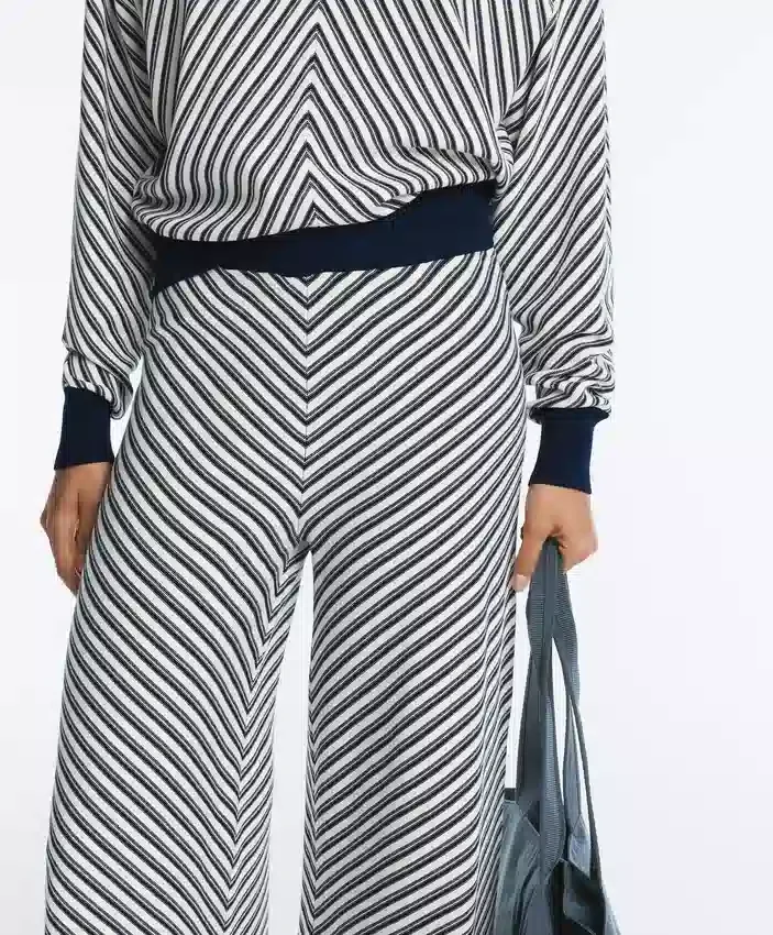 Pantaloni in maglia a gamba larga a righe diagonali Pantaloni in maglia a gamba larga a righe diagonali
