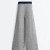 Pantaloni in maglia a gamba larga a righe diagonali Pantaloni in maglia a gamba larga a righe diagonali