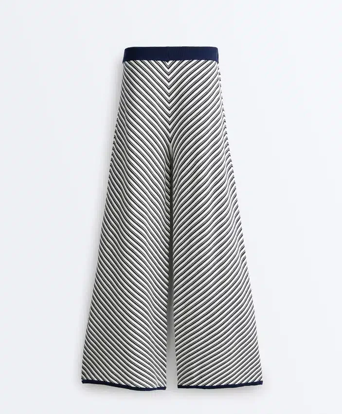 Pantaloni in maglia a gamba larga a righe diagonali Pantaloni in maglia a gamba larga a righe diagonali