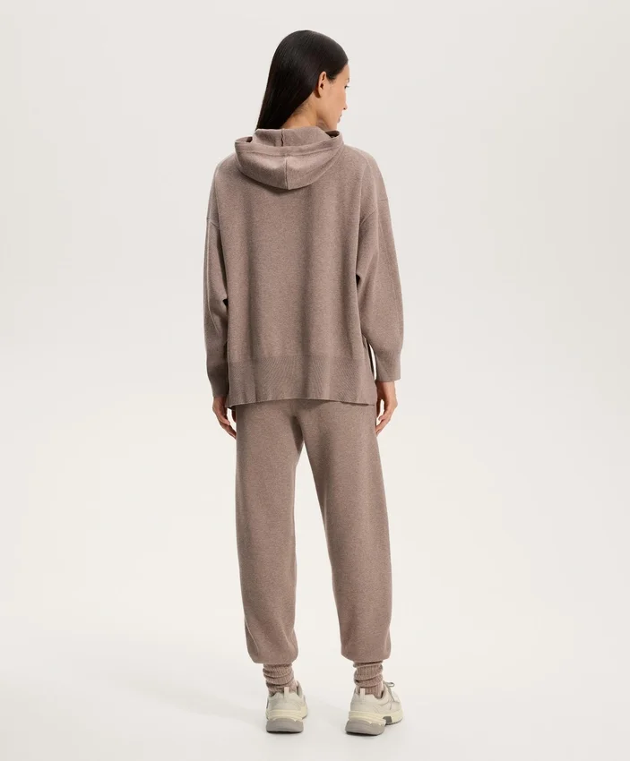 Maglione lungo in maglia con cappuccio Maglione lungo in maglia con cappuccio
