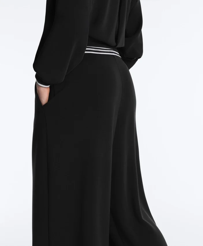 Pantaloni lunghi a gamba larga in modal Soft Touch e con pieghe Pantaloni lunghi a gamba larga in modal Soft Touch e con pieghe