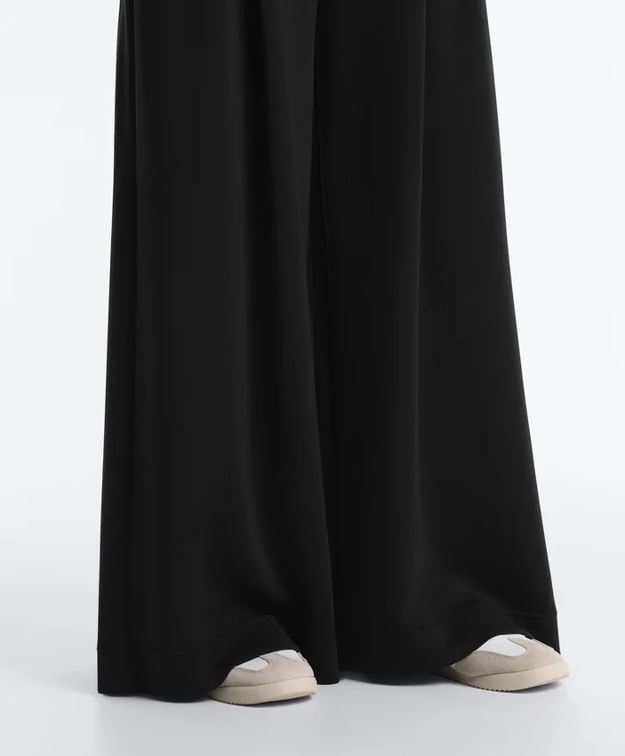 Pantaloni lunghi a gamba larga in modal Soft Touch e con pieghe Pantaloni lunghi a gamba larga in modal Soft Touch e con pieghe