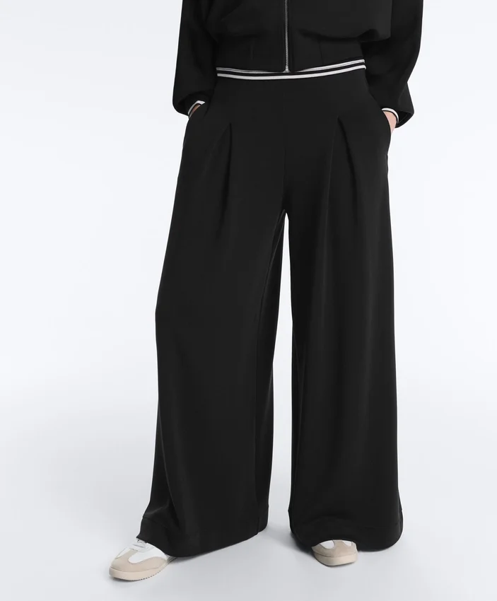 Pantaloni lunghi a gamba larga in modal Soft Touch e con pieghe Pantaloni lunghi a gamba larga in modal Soft Touch e con pieghe