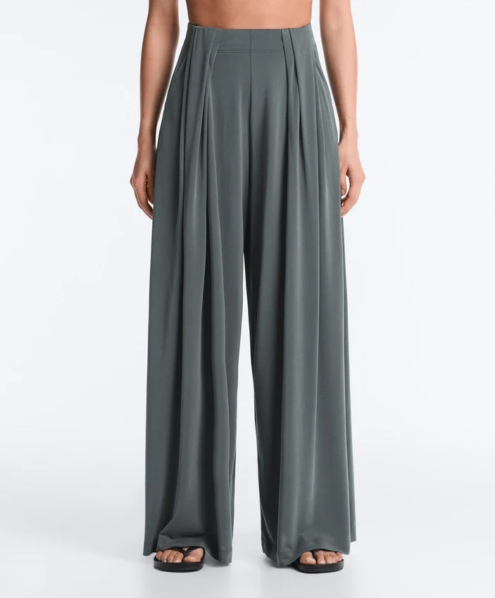 Pantaloni morbidi con vita plissettata in misto modal Pantaloni morbidi con vita plissettata in misto modal