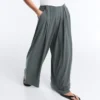 Pantaloni morbidi con vita plissettata in misto modal Pantaloni morbidi con vita plissettata in misto modal