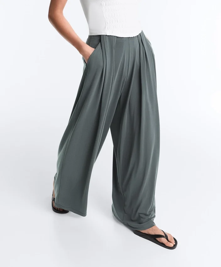 Pantaloni morbidi con vita plissettata in misto modal Pantaloni morbidi con vita plissettata in misto modal