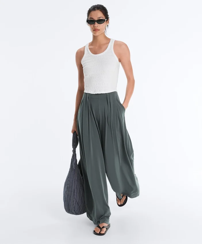Pantaloni morbidi con vita plissettata in misto modal Pantaloni morbidi con vita plissettata in misto modal