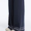 Pantaloni Soft Touch in modal morbido al tatto con dettagli a righe marinare Pantaloni Soft Touch in modal morbido al tatto con dettagli a righe marinare