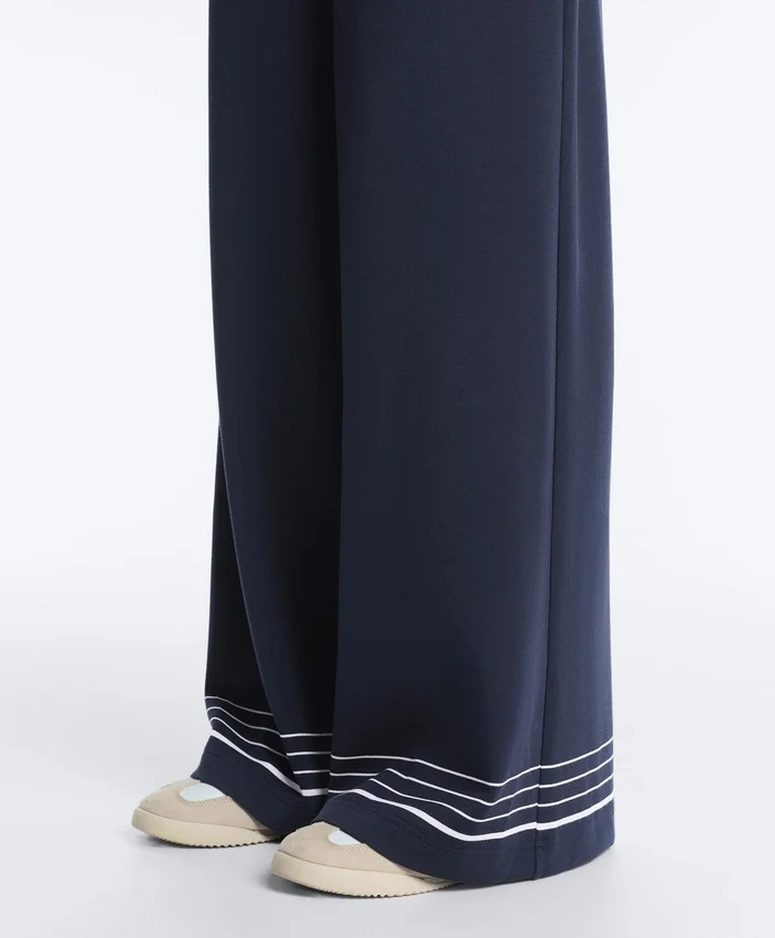 Pantaloni Soft Touch in modal morbido al tatto con dettagli a righe marinare Pantaloni Soft Touch in modal morbido al tatto con dettagli a righe marinare