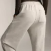 Pantaloni tuta in cotone dalla vestibilità comoda Pantaloni tuta in cotone dalla vestibilità comoda