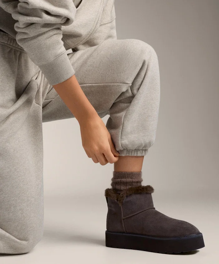 Pantaloni tuta in cotone dalla vestibilità comoda Pantaloni tuta in cotone dalla vestibilità comoda