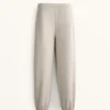 Pantaloni tuta in cotone dalla vestibilità comoda Pantaloni tuta in cotone dalla vestibilità comoda