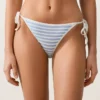 Slip bikini a copertura media a righe testurizzate con lacci