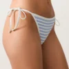Slip bikini a copertura media a righe testurizzate con lacci