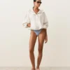 Slip bikini a copertura media a righe testurizzate con lacci