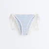 Slip bikini a copertura media a righe testurizzate con lacci