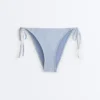 Slip bikini a copertura media a righe testurizzate con lacci