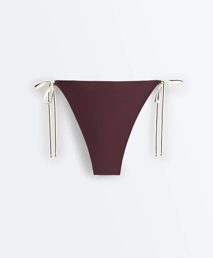 Slip bikini a copertura media con lacci Slip bikini a copertura media con lacci
