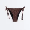 Slip bikini a copertura media con lacci e stampa leopardata