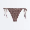 Slip bikini a copertura media con lacci e tessuto smock