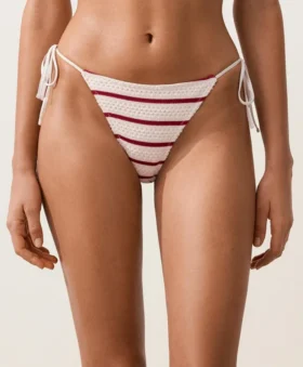 Slip bikini a copertura media con lacci in crochet a righe