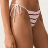 Slip bikini a copertura media con lacci in crochet a righe