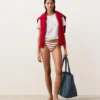 Slip bikini a copertura media con lacci in crochet a righe