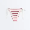Slip bikini a copertura media con lacci in crochet a righe