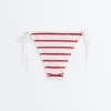 Slip bikini a copertura media con lacci in crochet a righe