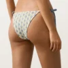 Slip bikini a copertura media con lacci in uncinetto a onde