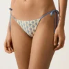 Slip bikini a copertura media con lacci in uncinetto a onde