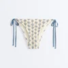 Slip bikini a copertura media con lacci in uncinetto a onde