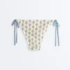 Slip bikini a copertura media con lacci in uncinetto a onde