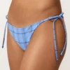 Slip bikini a copertura media con stampa a quadri e lacci