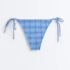 Slip bikini a copertura media con stampa a quadri e lacci